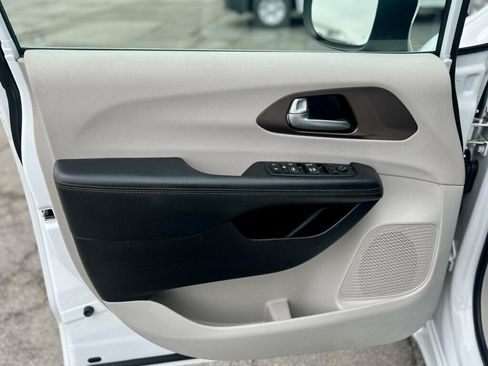 Used 2017 Chrysler Pacifica LX w/ Tire & Wheel Group FWD image 11