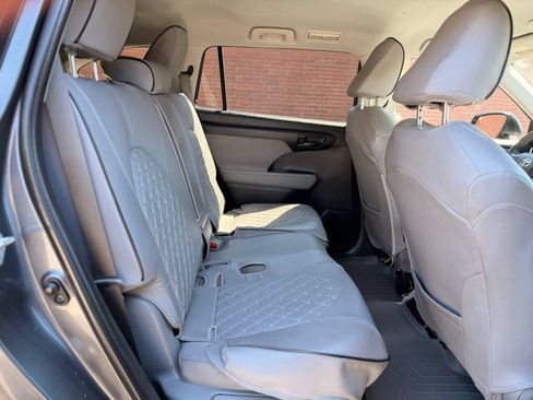 Used 2020 Toyota Highlander L FWD image 19