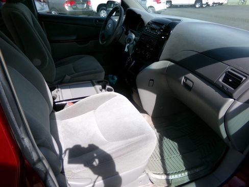 Used 2005 Toyota Sienna LE image 9