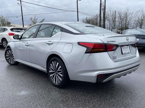 Used 2024 Nissan Altima 2.5 SV image 5