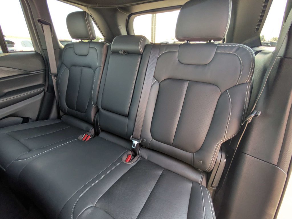 Used 2025 Jeep Grand Cherokee Altitude RWD image 14