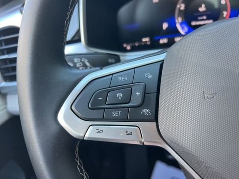 Certified 2025 Volkswagen Taos SE image 15