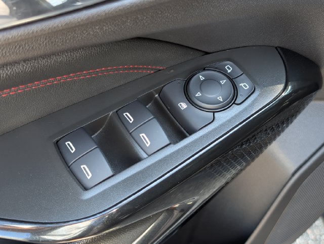Used 2025 Chevrolet Trax RS w/ Sunroof Package FWD image 18