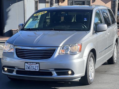 Used 2016 Chrysler Town & Country Touring image 3
