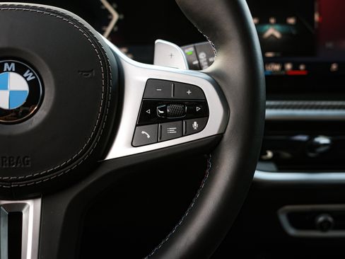 Used 2025 BMW X7 M60i w/ Climate Comfort Package image 18