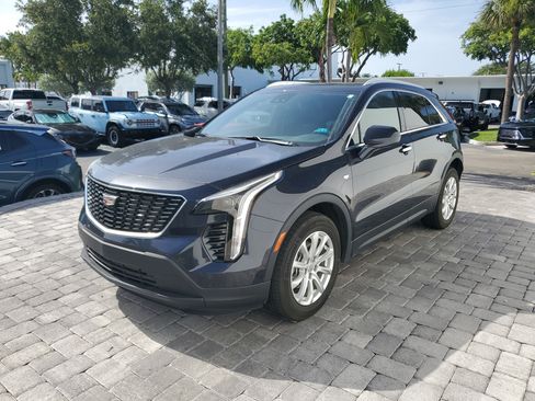 Used 2023 Cadillac XT4 Luxury w/ Cold Weather Package FWD image 3