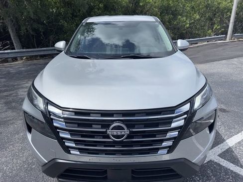 Used 2024 Nissan Rogue SV FWD image 2