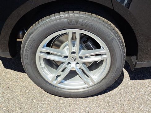 Used 2025 Porsche Macan image 12