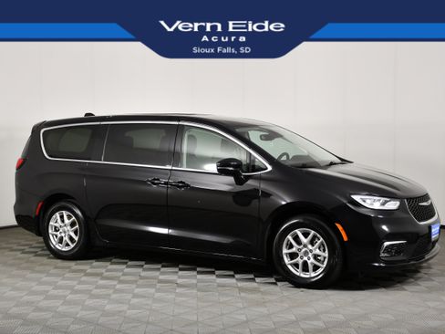 Used 2024 Chrysler Pacifica Touring-L FWD image 1