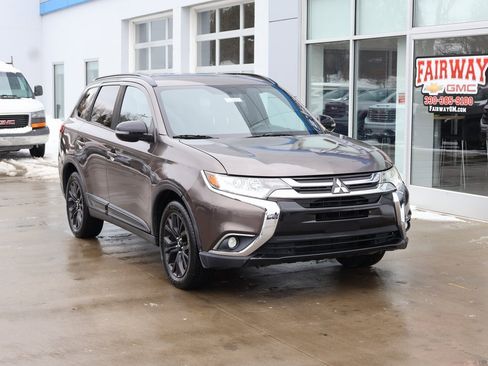Used 2018 Mitsubishi Outlander ES image 2