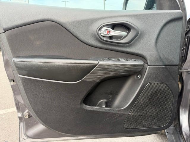 Used 2015 Jeep Cherokee Latitude AWD/4WD image 18