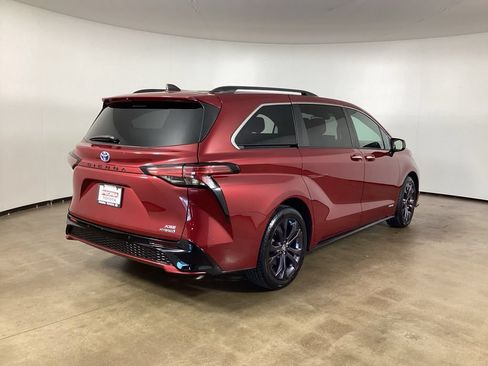 Used 2021 Toyota Sienna XSE FWD image 5