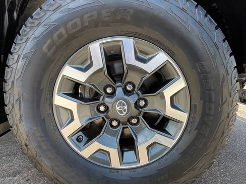Used 2018 Toyota Tacoma TRD Off-Road w/ Technology Package RWD image 14