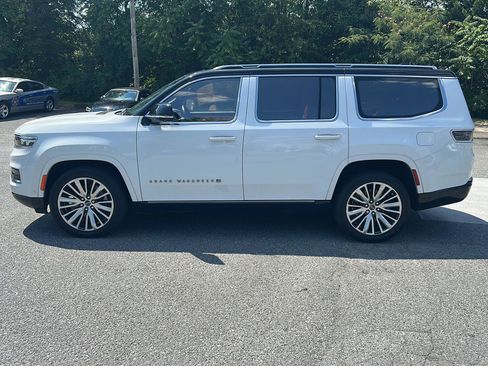 Used 2023 Jeep Grand Wagoneer Series III AWD/4WD image 2