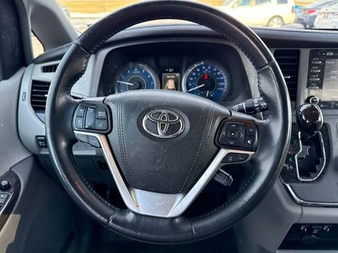 Used 2018 Toyota Sienna XLE image 15