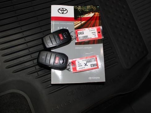 Certified 2024 Toyota Grand Highlander AWD image 32