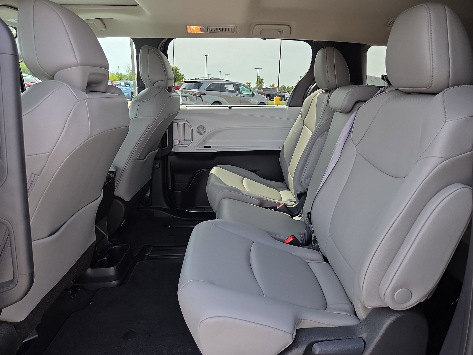 Used 2025 Toyota Sienna XLE FWD image 11