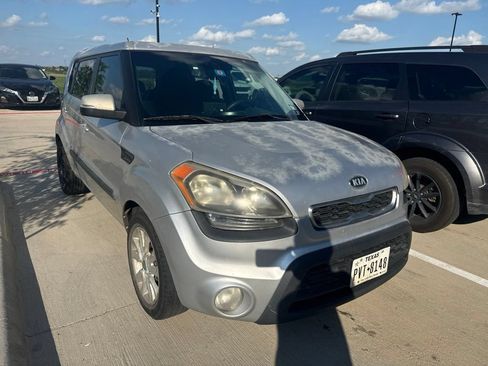 Used 2012 Kia Soul + w/ Audio Pkg FWD image 4