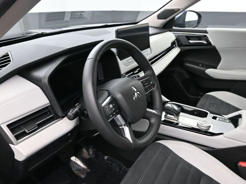 Used 2025 Mitsubishi Outlander SE image 23