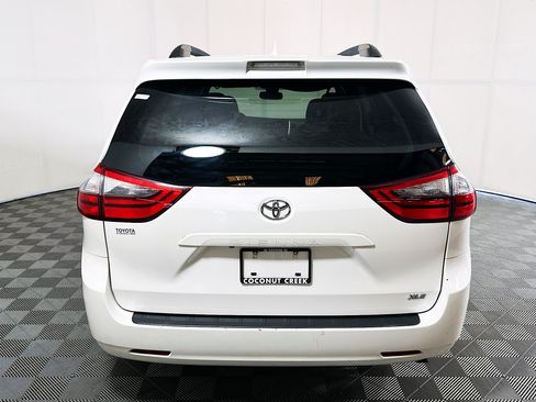 Used 2020 Toyota Sienna XLE FWD image 4