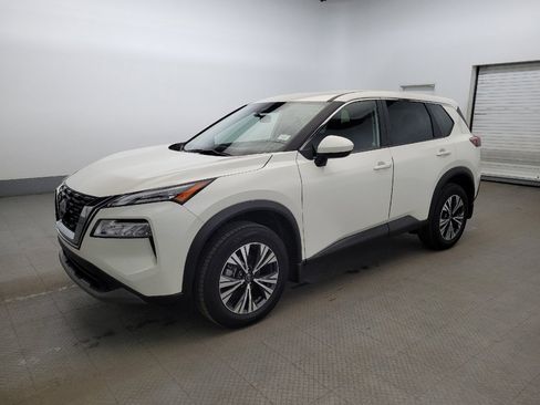 Used 2023 Nissan Rogue SV image 2