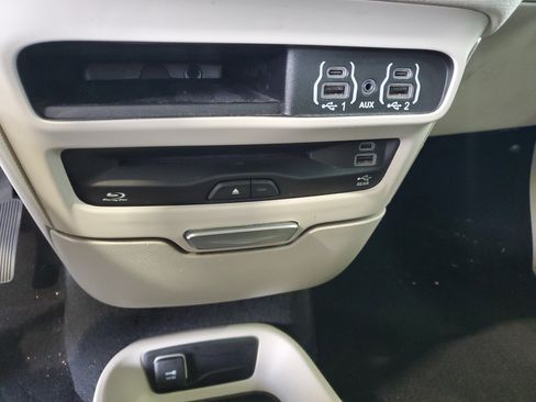 Used 2023 Chrysler Pacifica Touring-L w/ Uconnect Theater Family Group FWD image 29