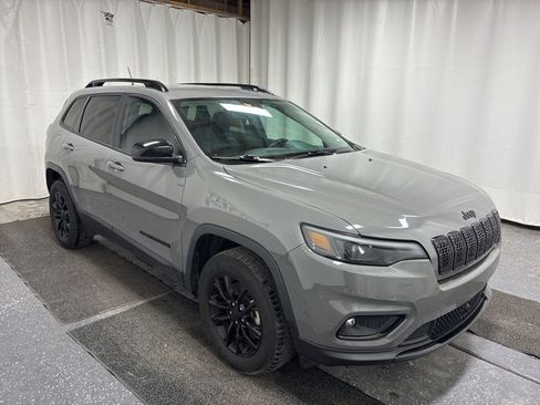 Used 2023 Jeep Cherokee Altitude Lux image 3
