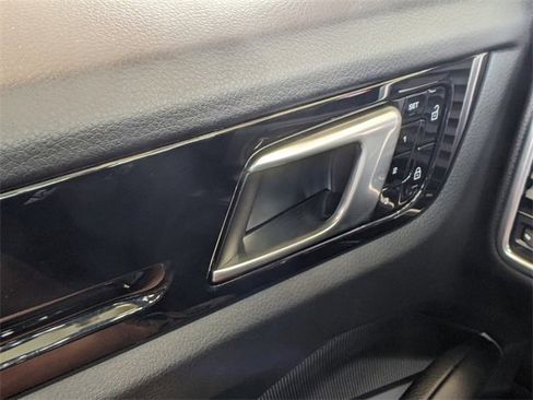 Used 2019 Porsche Cayenne S image 24