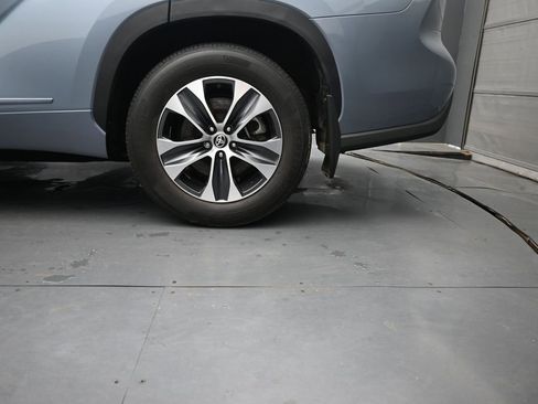 Used 2023 Toyota Highlander XLE FWD image 14
