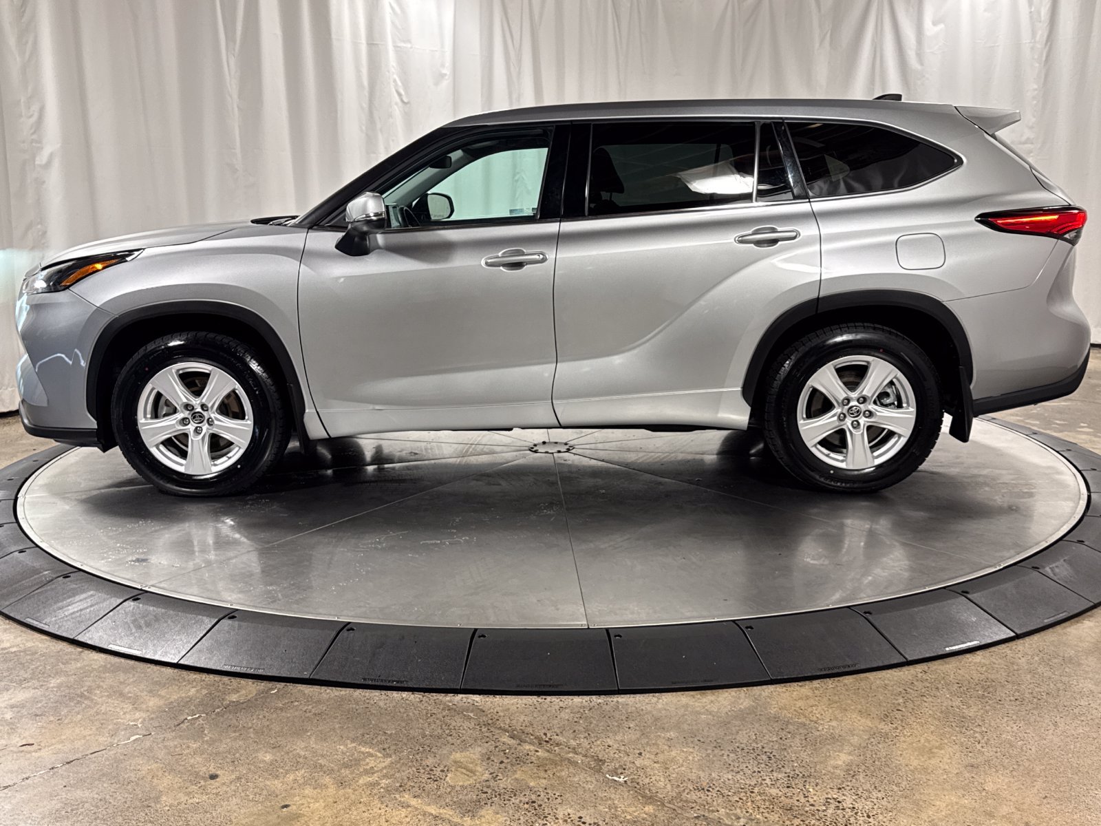 Used 2022 Toyota Highlander LE AWD/4WD image 8
