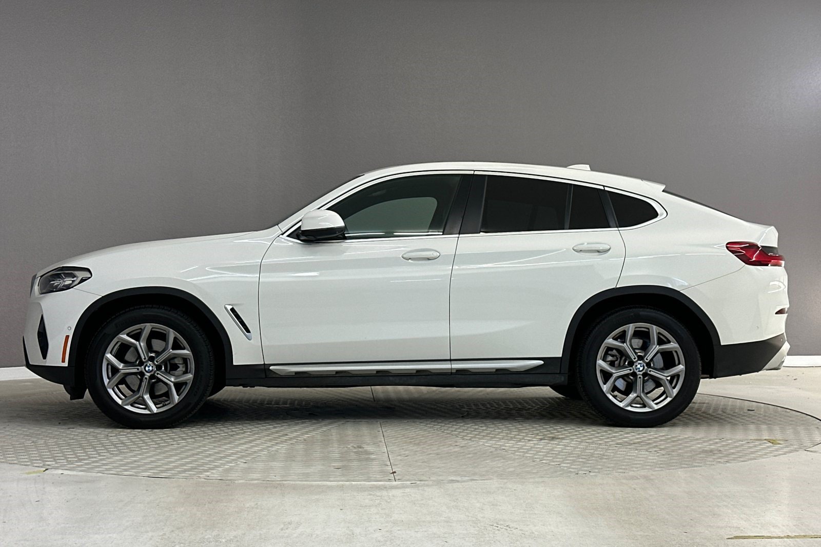 Used 2023 BMW X4 xDrive30i w/ Parking Assistance Package AWD/4WD image 2