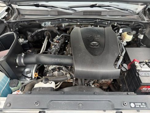 Used 2018 Toyota Tacoma TRD Sport image 10