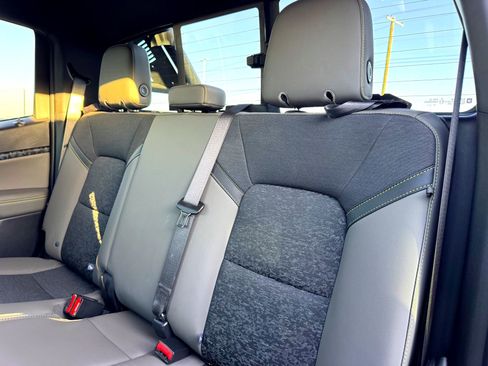 Used 2024 Chevrolet Colorado ZR2 image 15