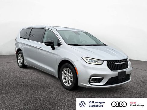 Used 2024 Chrysler Pacifica Touring-L image 7