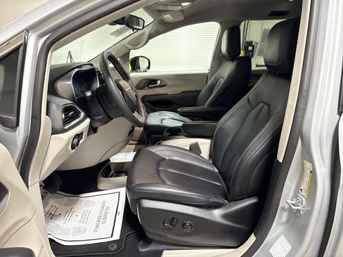 Used 2024 Chrysler Pacifica Touring-L FWD image 19