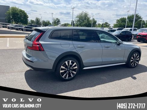 Used 2025 Volvo V60 B5 Cross Country Ultra AWD/4WD image 5