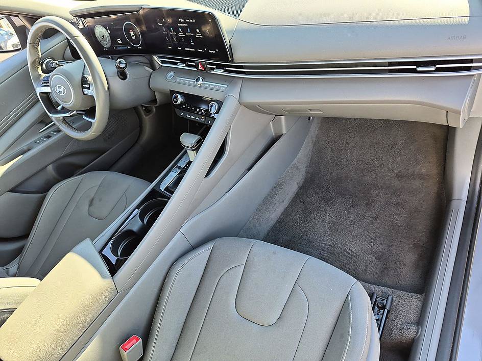 Used 2025 Hyundai Elantra SEL FWD image 36