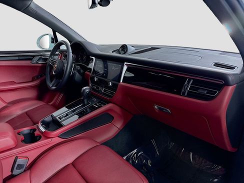 Certified 2026 Porsche Macan AWD/4WD image 32