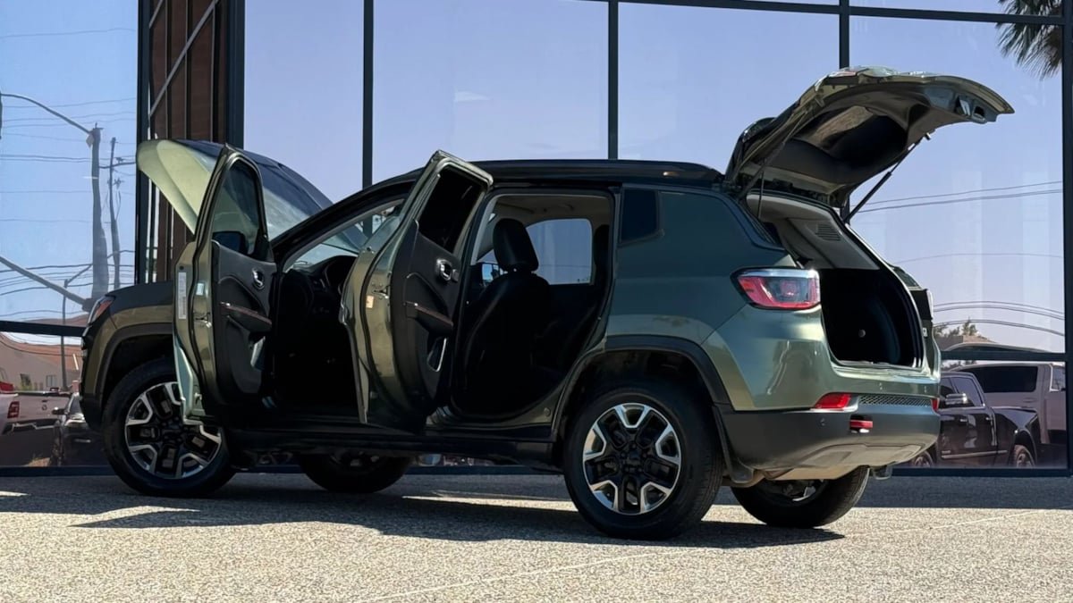 Used 2017 Jeep Compass Trailhawk AWD/4WD image 29