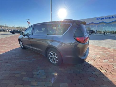 Used 2018 Chrysler Pacifica Touring Plus image 12