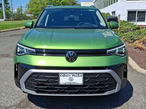 Used 2025 Volkswagen Taos SE w/ Panoramic Sunroof Package AWD/4WD image 2