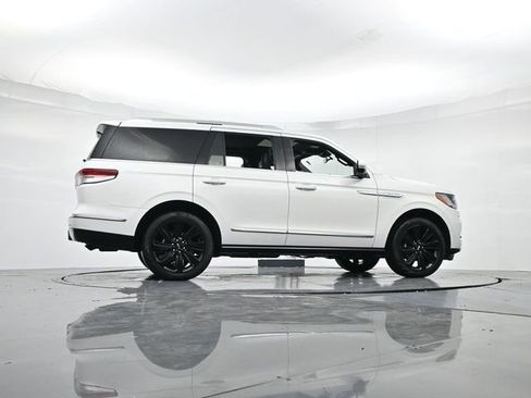 Used 2024 Lincoln Navigator Reserve image 32