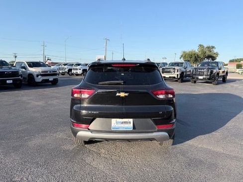 Used 2023 Chevrolet TrailBlazer LT w/ Convenience Package FWD image 4