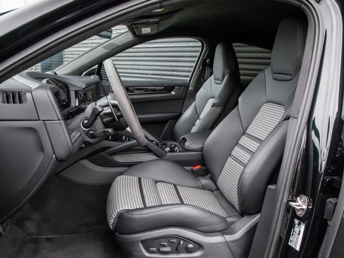 Certified 2026 Porsche Cayenne GTS AWD/4WD image 5