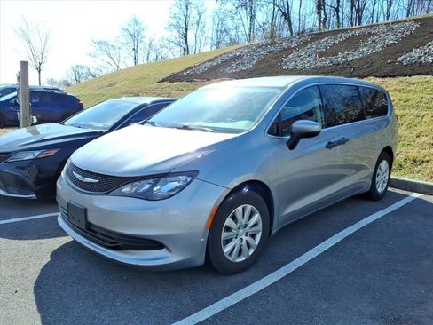 Used 2020 Chrysler Voyager L image 2