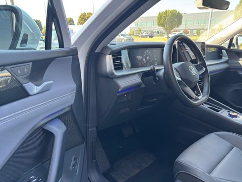 Used 2026 Volkswagen Tiguan SE FWD image 35
