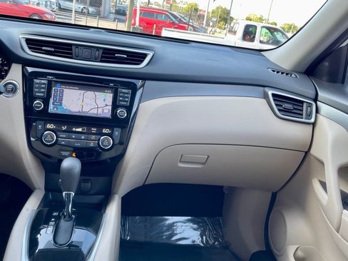 Used 2016 Nissan Rogue SV w/ SV Premium Package image 32