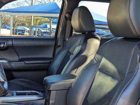 Used 2022 Toyota Tacoma Limited image 14