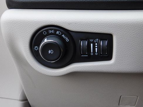 Used 2024 Chrysler Pacifica Touring-L FWD image 28