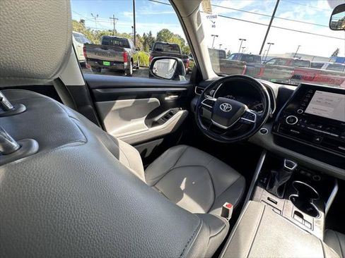 Certified 2021 Toyota Highlander XLE AWD/4WD image 19